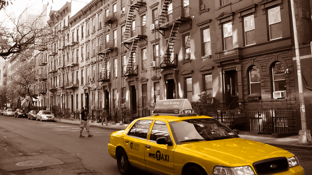 un taxi jaune dans les rues de new-york pour le web designer