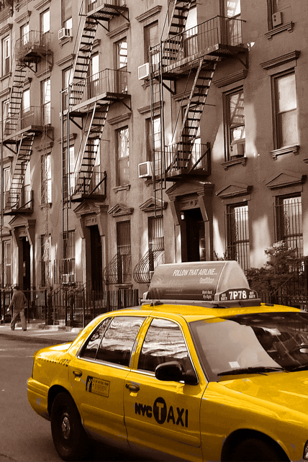 un taxi jaune dans les rues de new-york pour le web designer